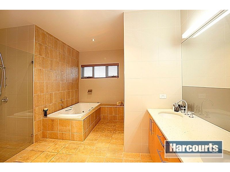 3 Lakeside Drive, Point Cook VIC 3030