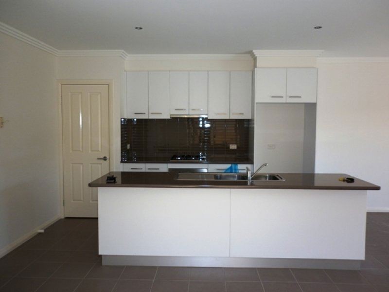 2/74 Westmeadows Lane, Truganina VIC 3029