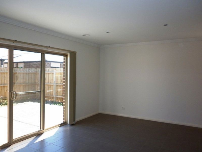 2/74 Westmeadows Lane, Truganina VIC 3029