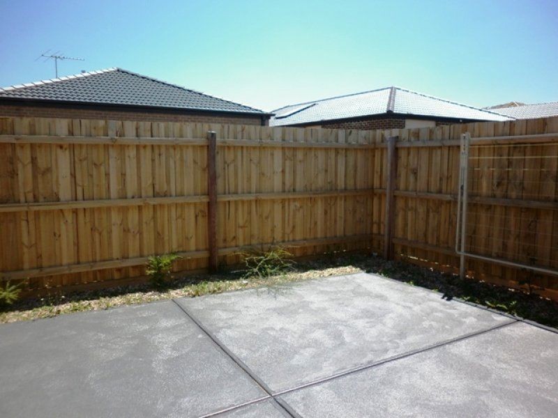 2/74 Westmeadows Lane, Truganina VIC 3029