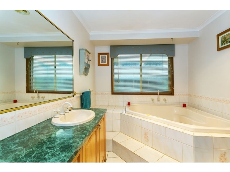 2 Hastings Avenue, Hoppers Crossing VIC 3029