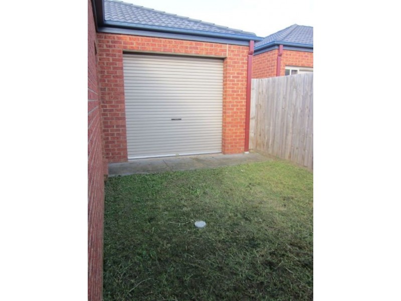 2/92 Thames Boulevard, Werribee VIC 3030