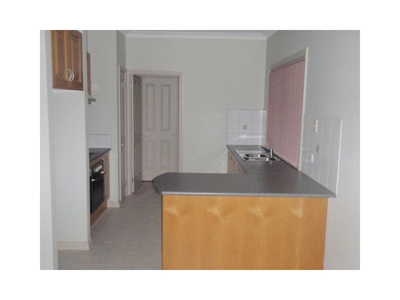 2/92 Thames Boulevard, Werribee VIC 3030