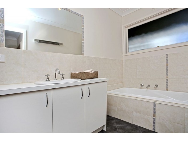 8 Madison Drive, Hoppers Crossing VIC 3029