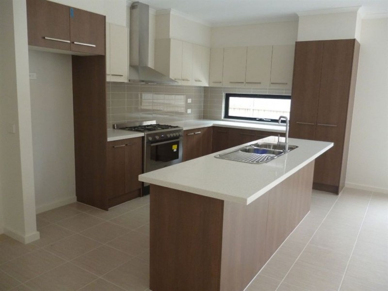 15 Rowan Ave, Williams Landing VIC 3027
