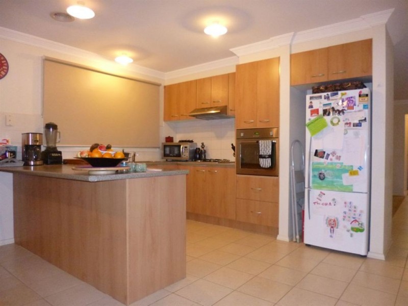 42 Macadamia Grove, Werribee VIC 3030