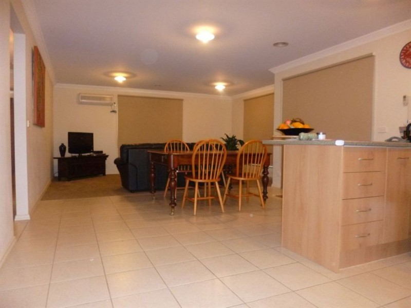 42 Macadamia Grove, Werribee VIC 3030