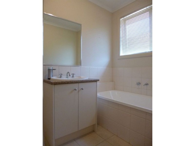 42 Macadamia Grove, Werribee VIC 3030