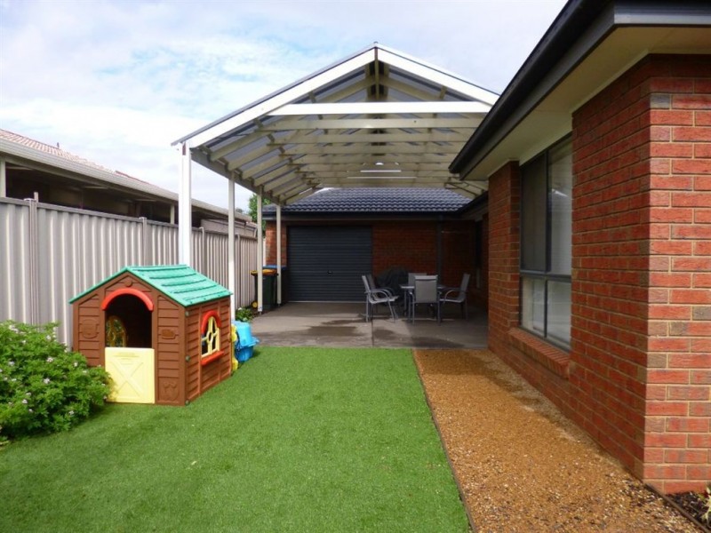 42 Macadamia Grove, Werribee VIC 3030