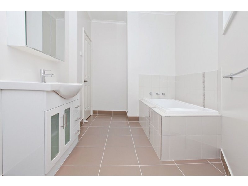 3/8 Moffatt Crescent, Hoppers Crossing VIC 3029