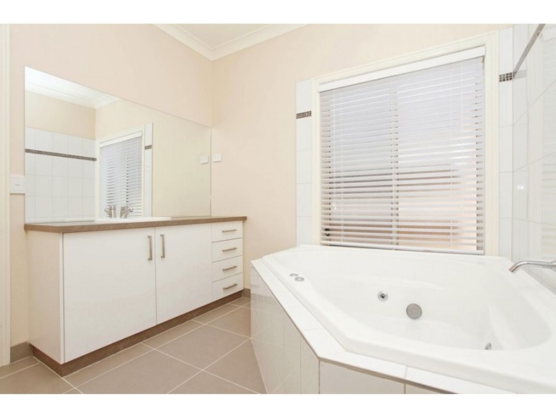 13 Bronson Circuit, Hoppers Crossing VIC 3029