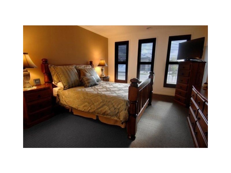 27 McWilliams Crescent, Point Cook VIC 3030