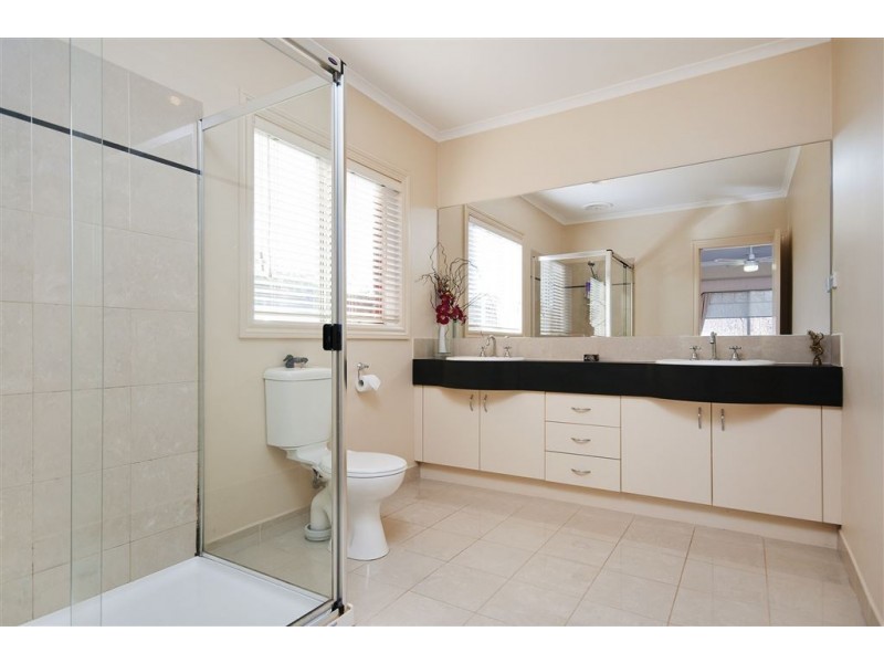 15 Little John Court, Werribee VIC 3030