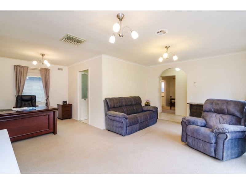 33 Manorvale Parade, Werribee VIC 3030