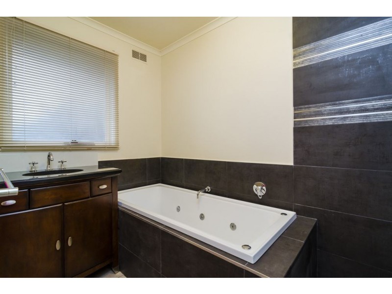 33 Manorvale Parade, Werribee VIC 3030