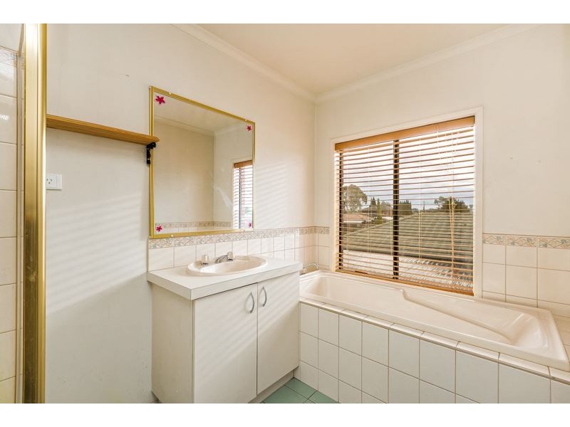 8 Dongala Drive, Werribee VIC 3030