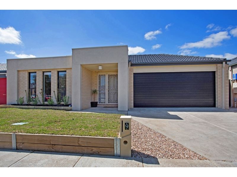 9 Woburn Crescent, Wyndham Vale VIC 3024