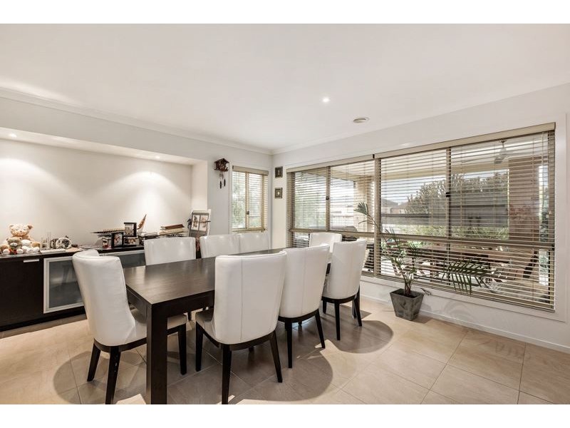 2 Grandiflora Grove, Point Cook VIC 3030