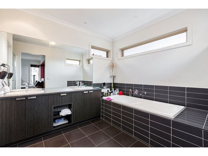 2 Grandiflora Grove, Point Cook VIC 3030