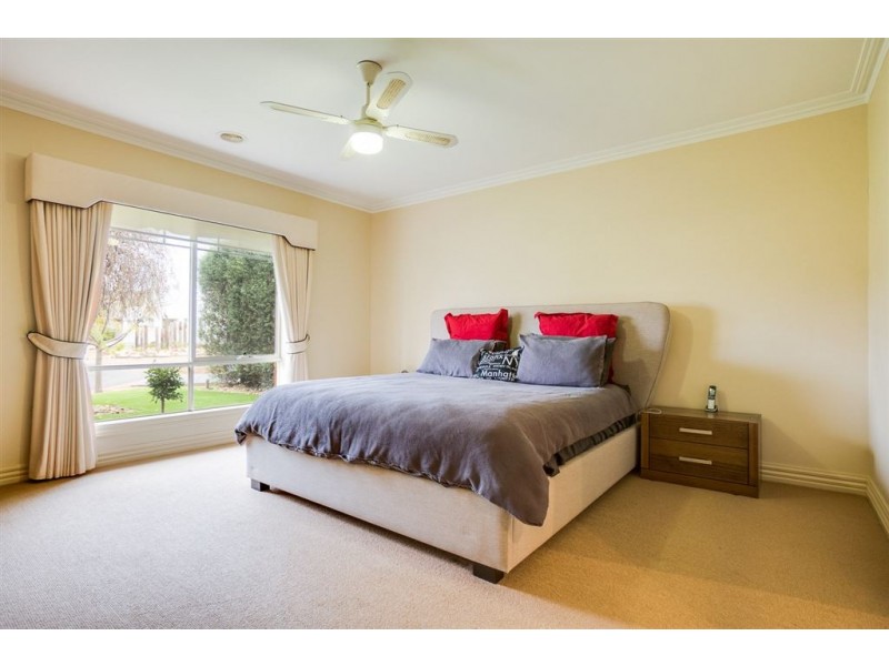 15 Little John Court, Werribee VIC 3030