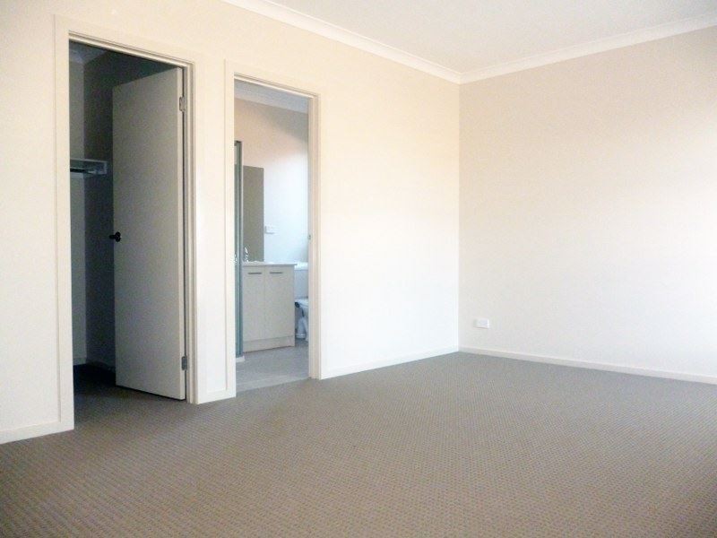 8 Ixora Crescent, Wyndham Vale VIC 3024