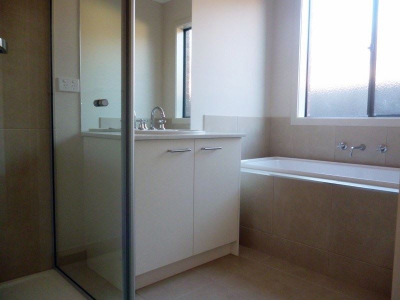 8 Ixora Crescent, Wyndham Vale VIC 3024