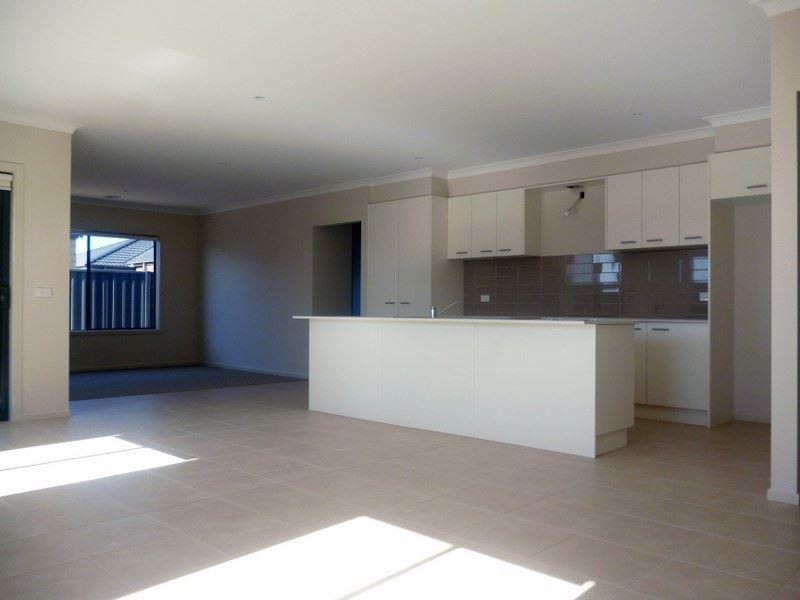 8 Ixora Crescent, Wyndham Vale VIC 3024