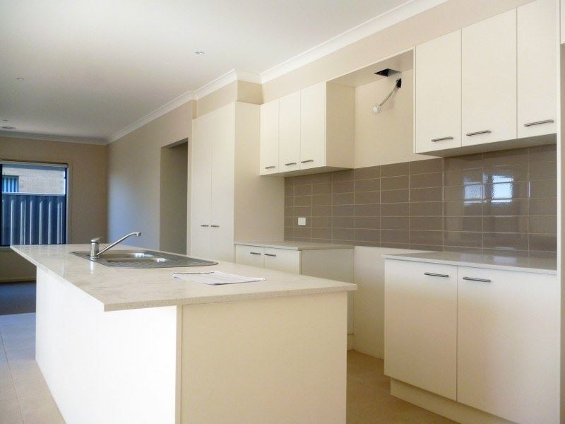 8 Ixora Crescent, Wyndham Vale VIC 3024