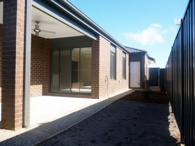 8 Ixora Crescent, Wyndham Vale VIC 3024