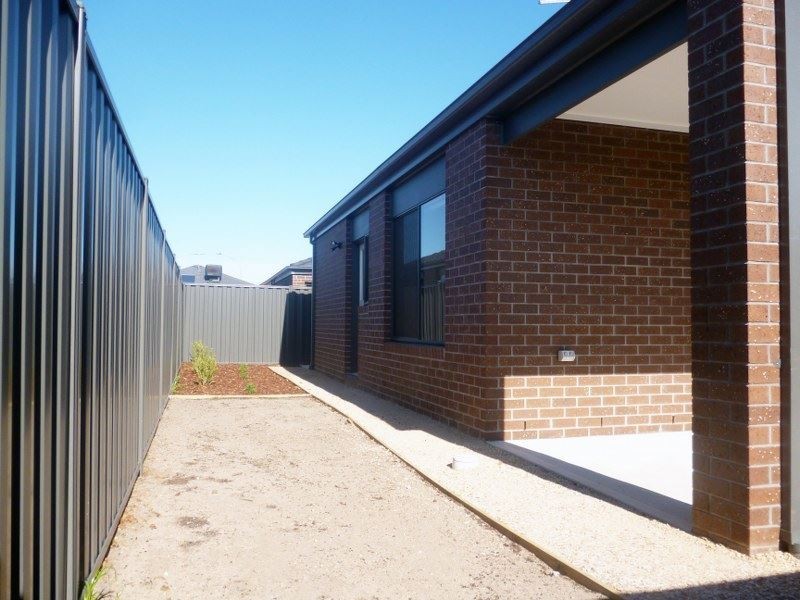 8 Ixora Crescent, Wyndham Vale VIC 3024