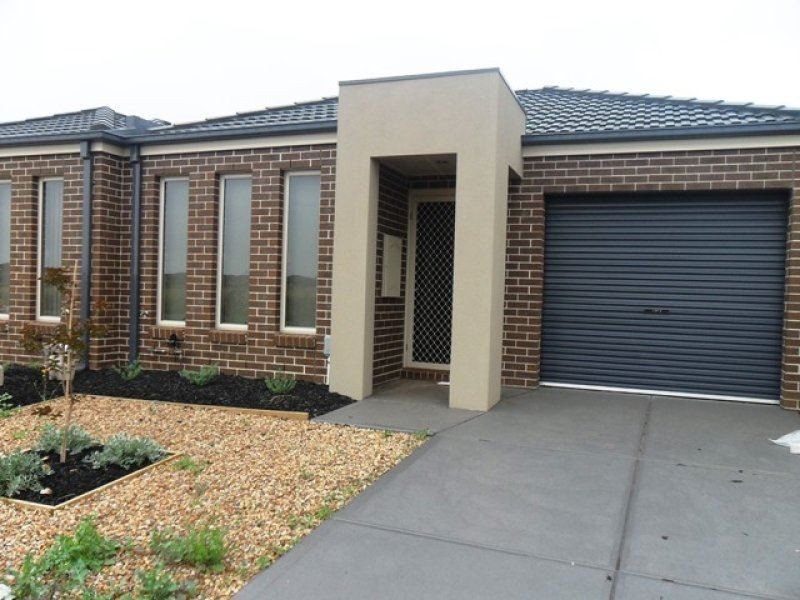 2/74 Westmeadows Lane, Truganina VIC 3029