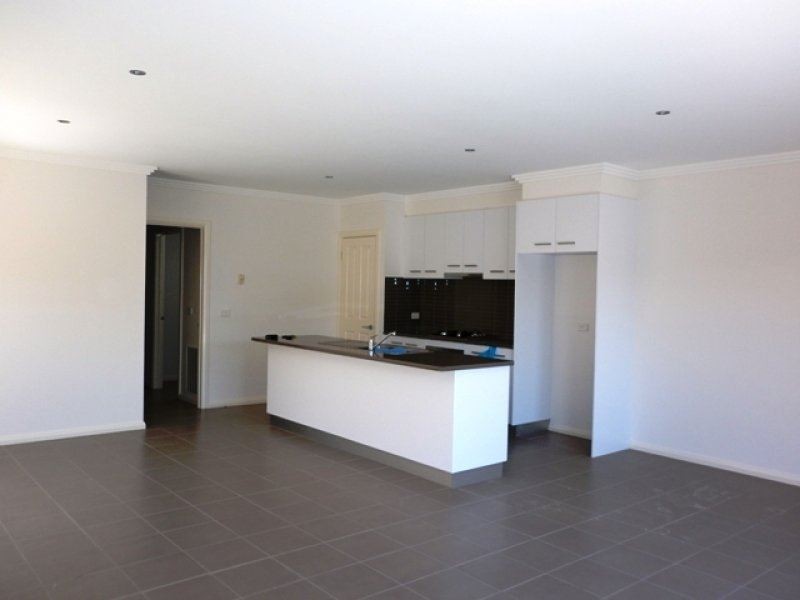 2/74 Westmeadows Lane, Truganina VIC 3029