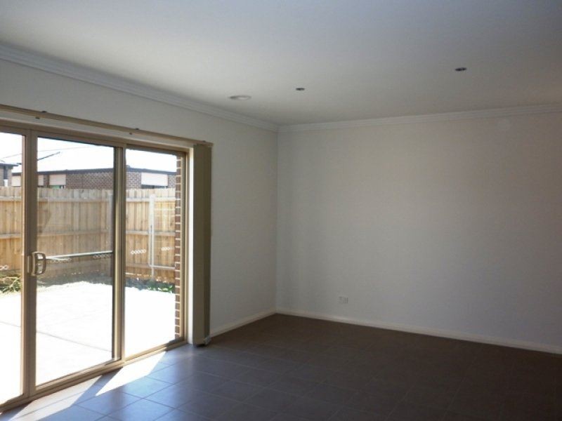 2/74 Westmeadows Lane, Truganina VIC 3029