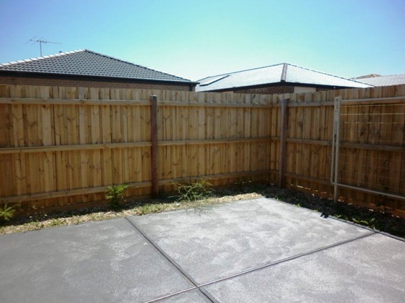 2/74 Westmeadows Lane, Truganina VIC 3029