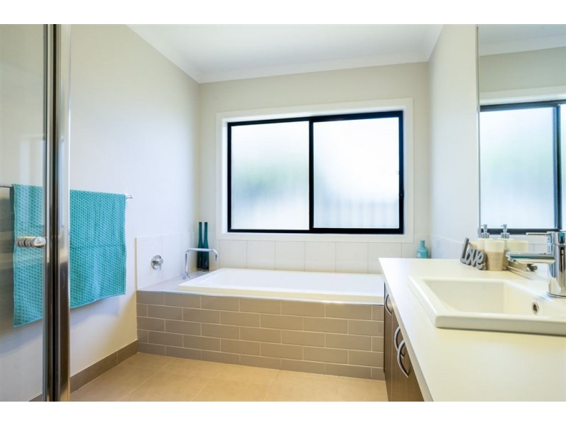 10 Redcliffe Parade, Tarneit VIC 3029