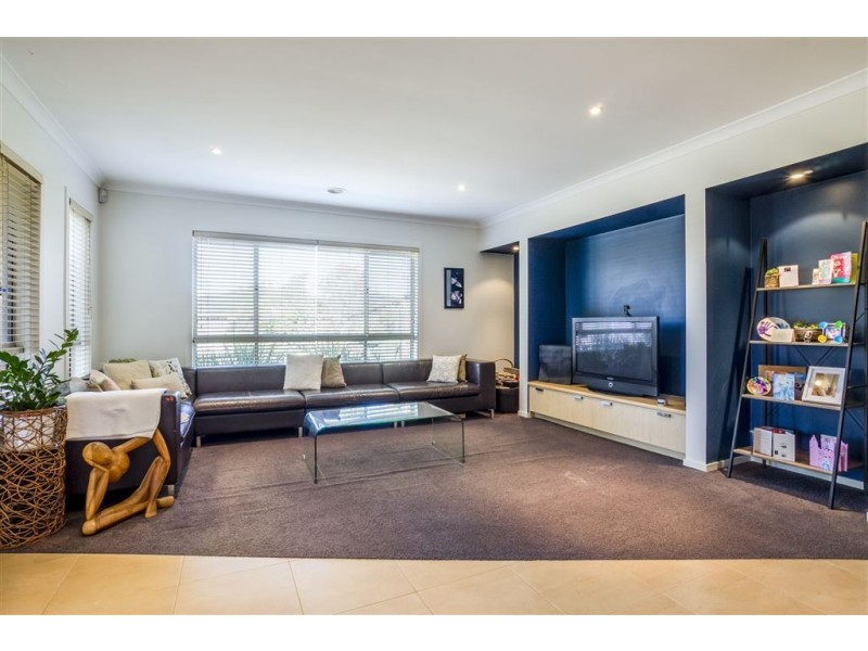 2 Grandiflora Grove, Point Cook VIC 3030
