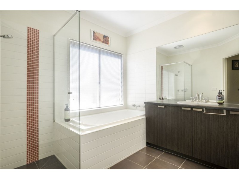 2 Grandiflora Grove, Point Cook VIC 3030