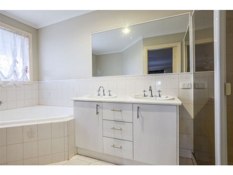 5 Haveaux Street, Werribee VIC 3030