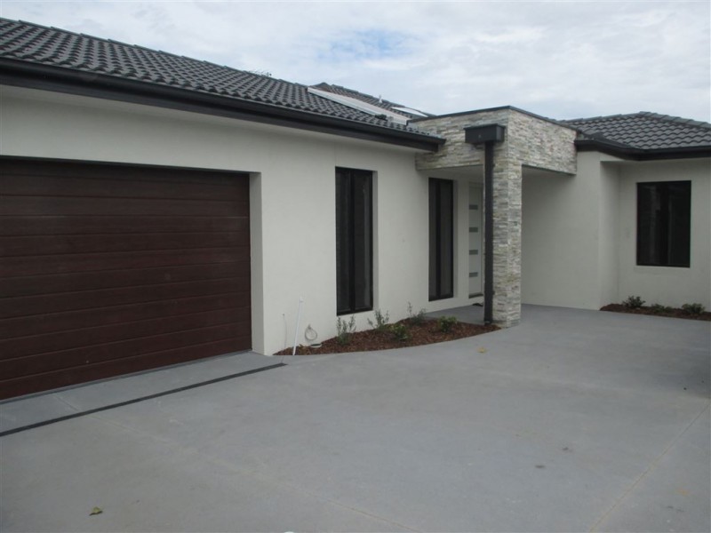 2/33 Cormorant Crescent, Werribee VIC 3030