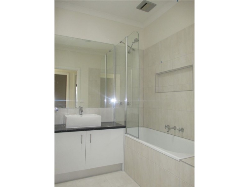 2/33 Cormorant Crescent, Werribee VIC 3030