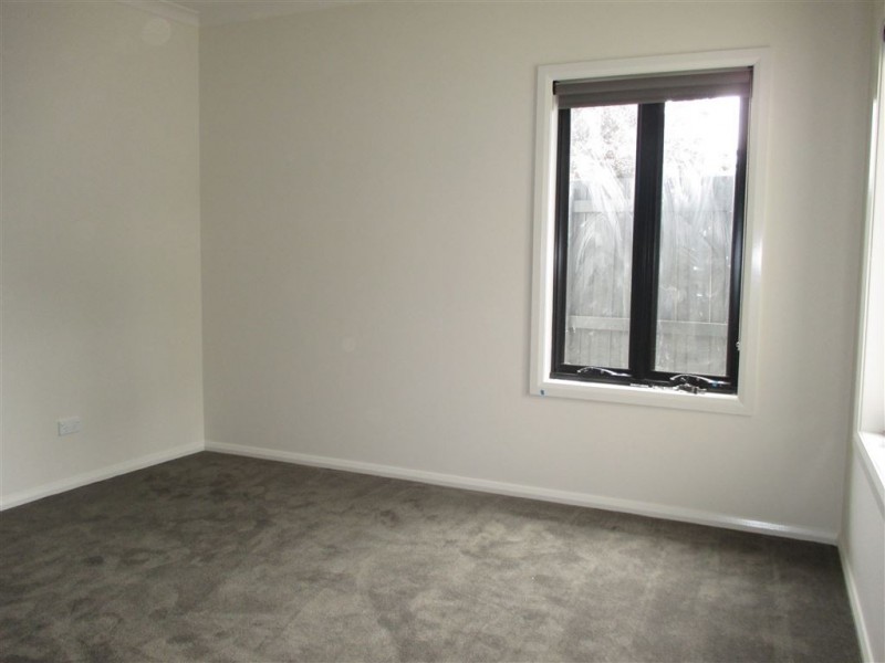 2/33 Cormorant Crescent, Werribee VIC 3030