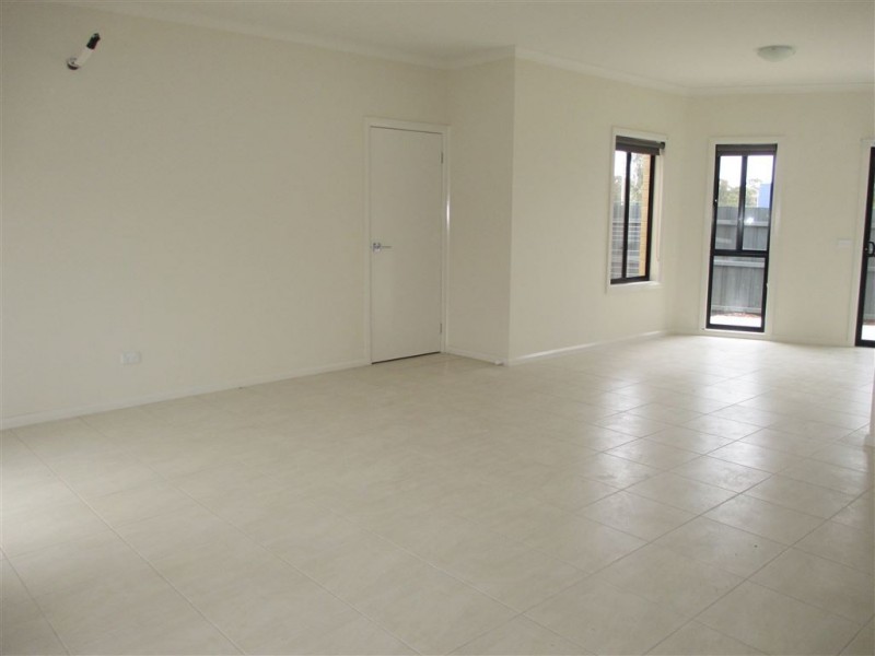 2/33 Cormorant Crescent, Werribee VIC 3030