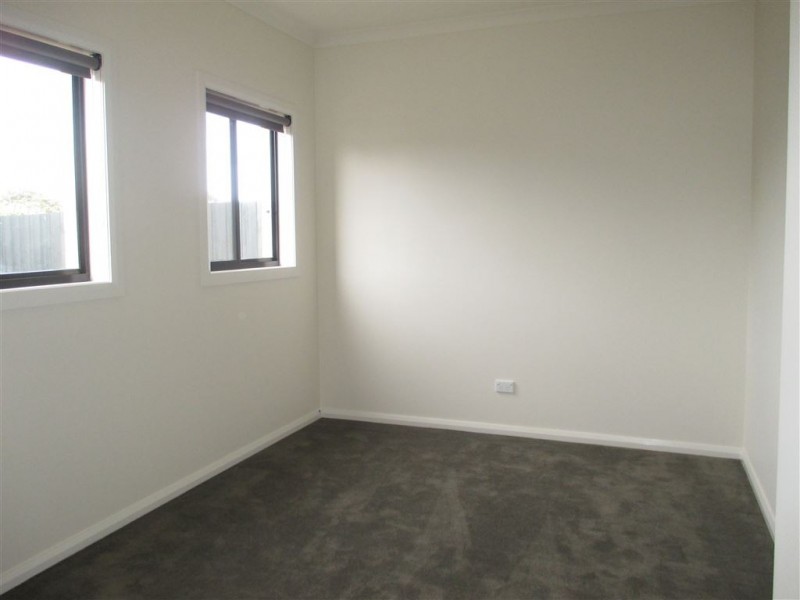 2/33 Cormorant Crescent, Werribee VIC 3030