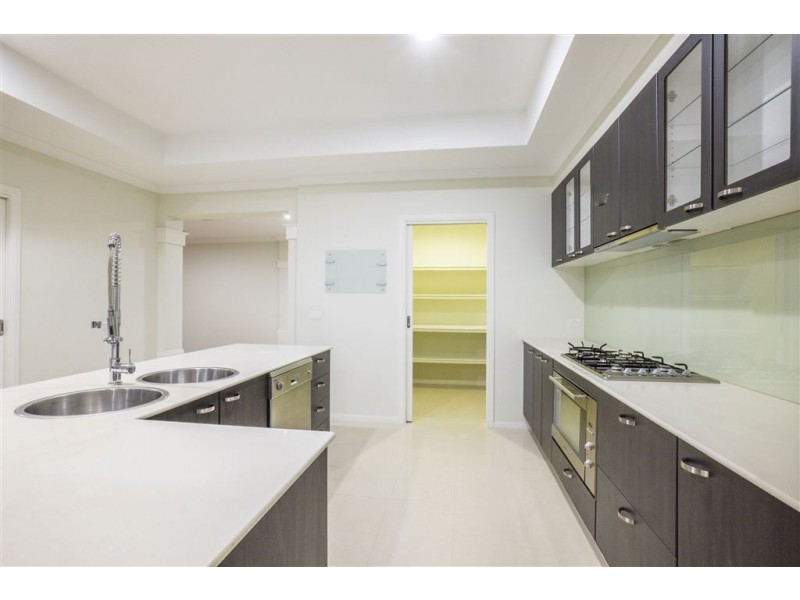 41 Middle Park Drive, Sanctuary Lakes VIC 3030