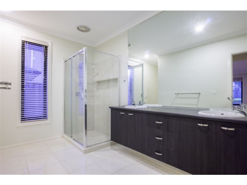 41 Middle Park Drive, Sanctuary Lakes VIC 3030