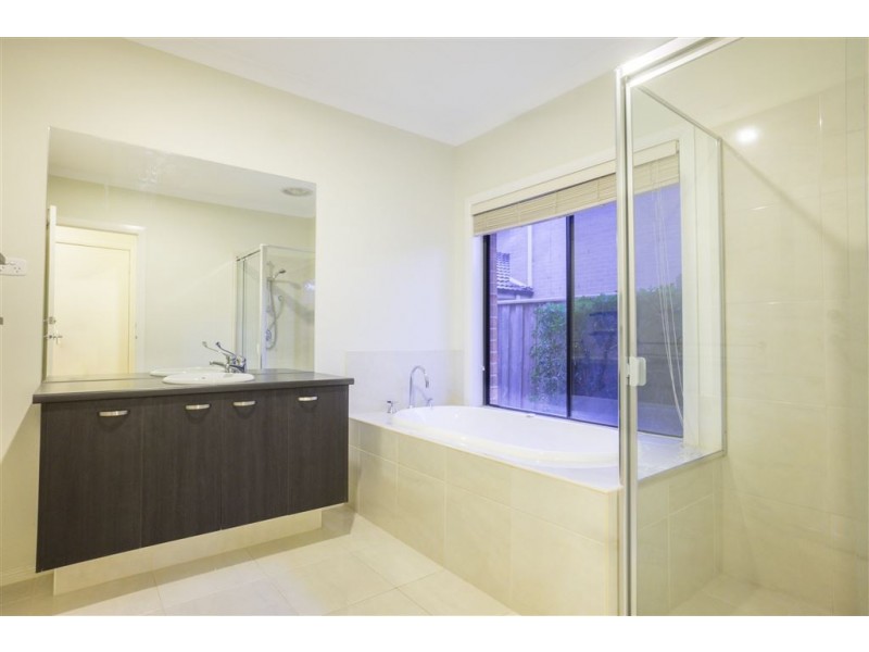 41 Middle Park Drive, Sanctuary Lakes VIC 3030