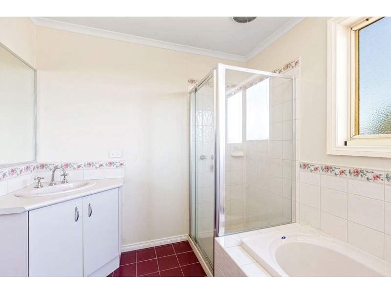 2b Cattanach Crescent, Werribee VIC 3030