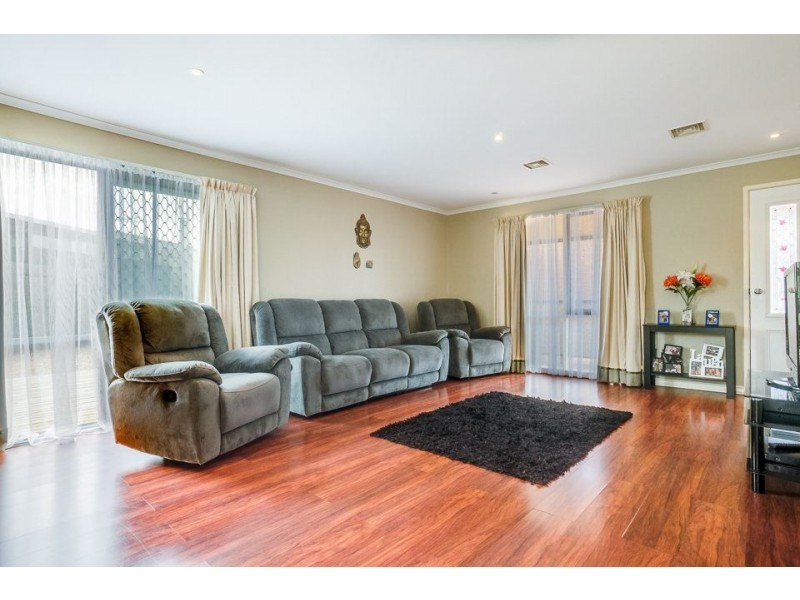 8 Stanford Close, Werribee VIC 3030