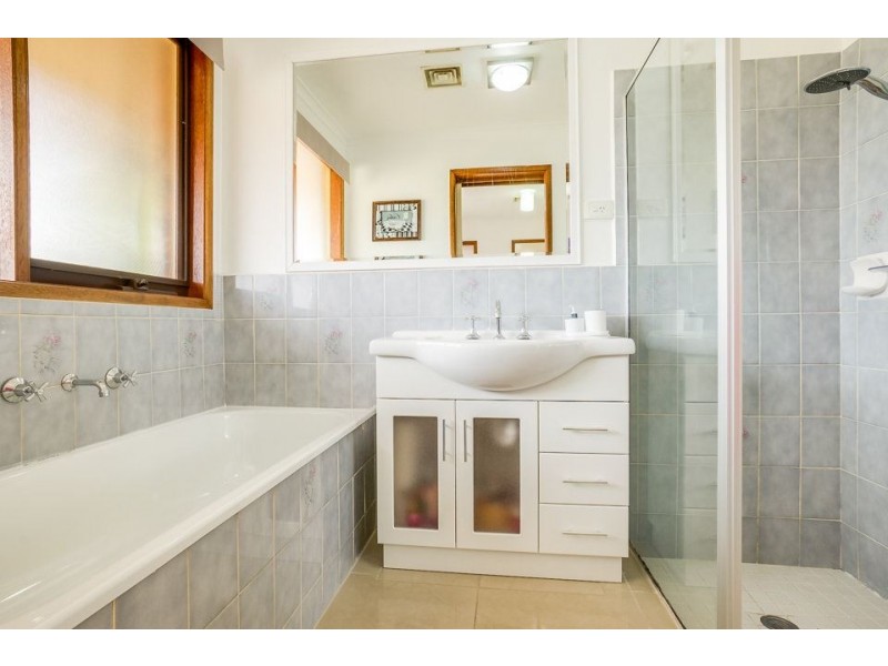 8 Stanford Close, Werribee VIC 3030