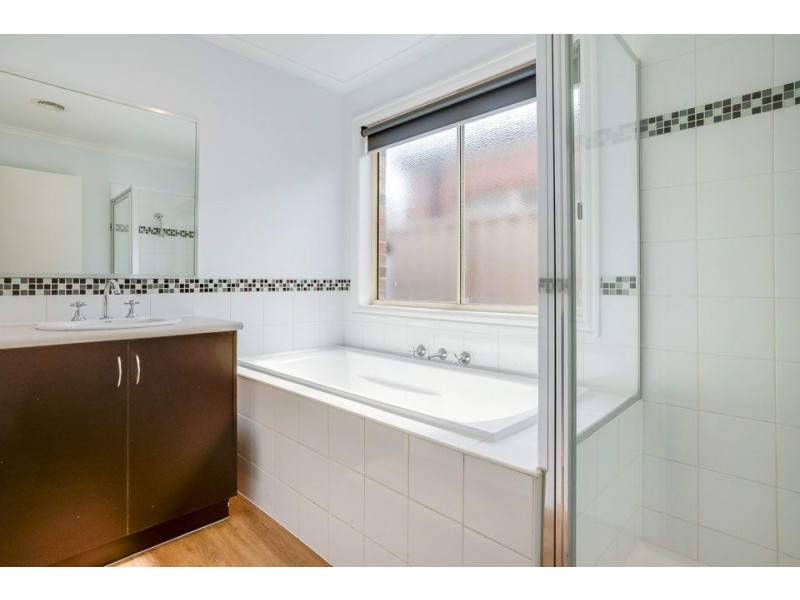 2/18 Vanderbilt Avenue, Truganina VIC 3029